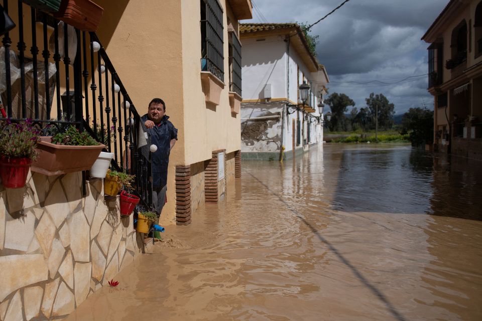 Morador fica em uma rua inundada em Cartama, perto de Málaga, sul da Espanha/Foto: JORGE GUERRERO/AFP Morador fica em uma rua inundada em Cartama, perto de Málaga, sul da Espanha/Foto: JORGE GUERRERO/AFP