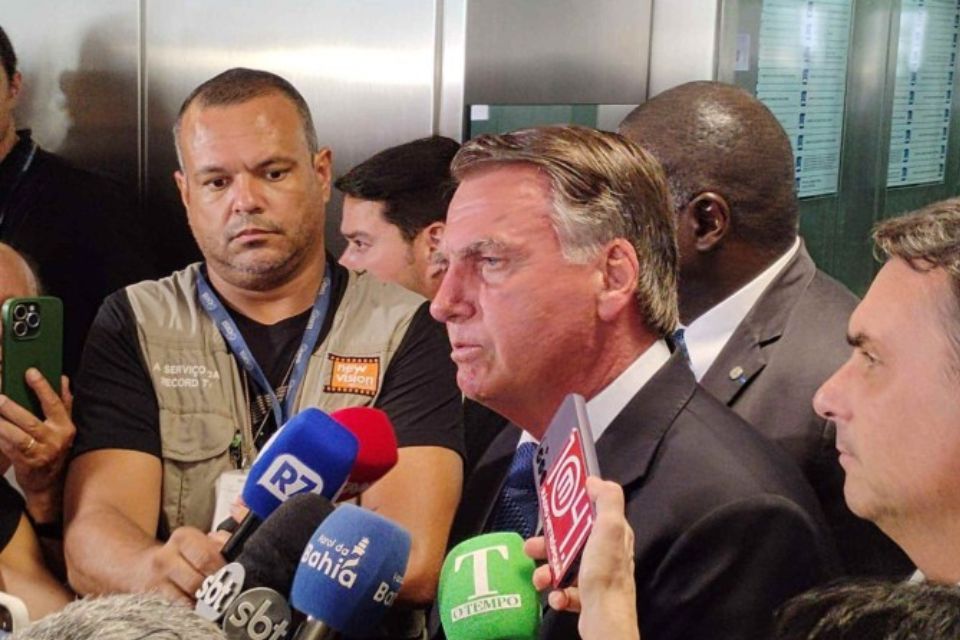 Bolsonaro também reclamou de ter tido o passaporte apreendido por ordem da Justiça, o que o teria impedido, segundo ele, de ir aos EUA, para participar da posse de Donald Trump