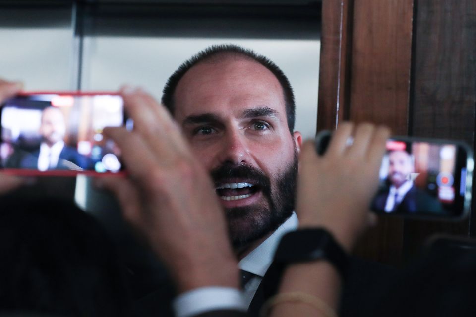 Eduardo Bolsonaro anunciou que vai se licenciar do mandato de deputado federal para morar nos Estados Unidos/Crédito: Lula Marques/ Agência Brasil Eduardo Bolsonaro anunciou que vai se licenciar do mandato de deputado federal para morar nos Estados Unidos/Crédito: Lula Marques/ Agência Brasil
