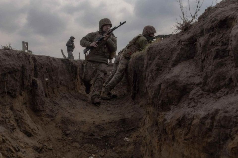 Soldados da 24ª Brigada Mecanizada do Exército ucraniano treinam em trincheira, na região de Donetsk/Crédito: Roman Pilipey/AFP Soldados da 24ª Brigada Mecanizada do Exército ucraniano treinam em trincheira, na região de Donetsk/Crédito: Roman Pilipey/AFP