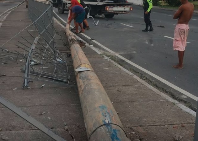 Poste foi derrubado em viaduto/Foto: redes Sociais Poste foi derrubado em viaduto/Foto: redes Sociais