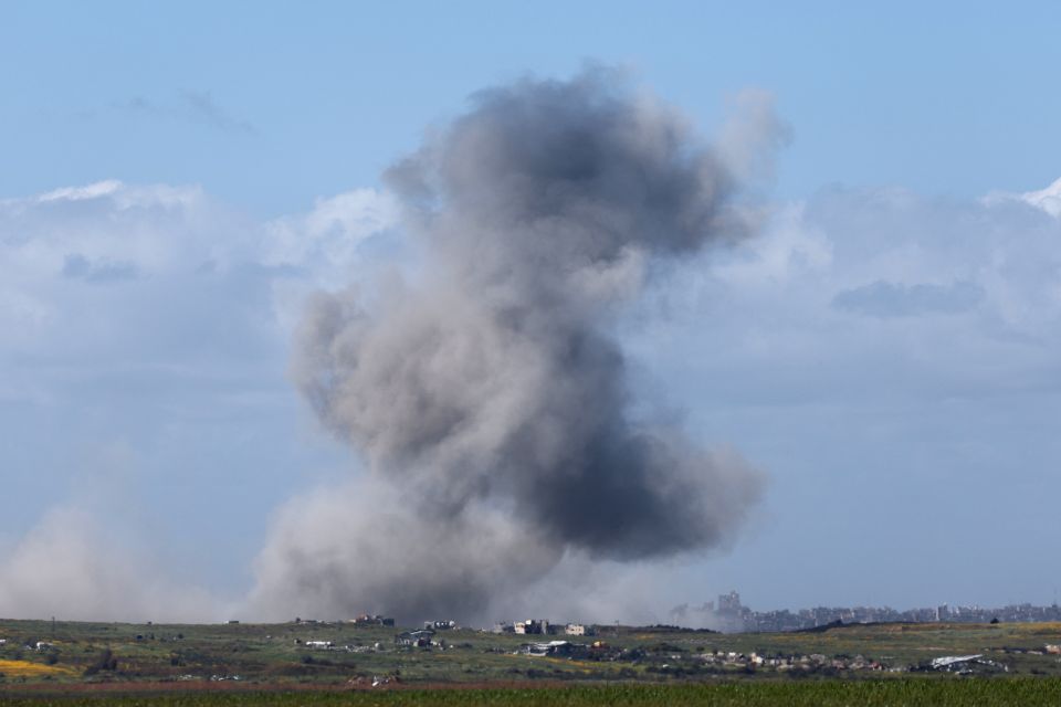 Foto tirada da fronteira sul de Israel com a Faixa de Gaza mostra fuma&ccedil;a subindo ap&oacute;s o bombardeio israelense no norte de Gaza/Foto: Jack GUEZ/AFP