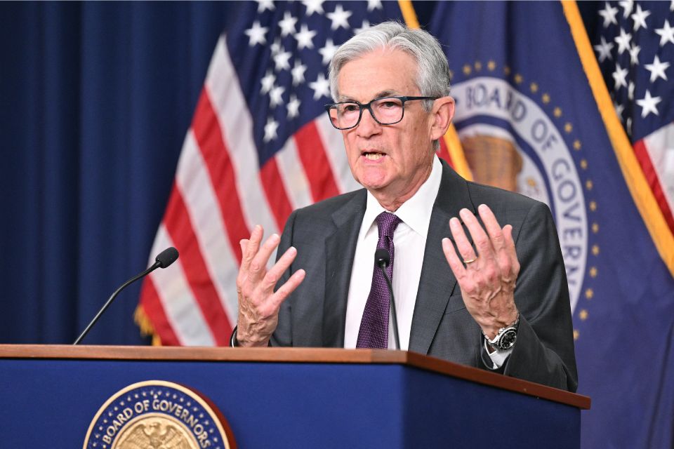 Powell ainda disse que as recentes tarifas impostas por Donald Trump é, em parte, uma das razões para a inflação nos EUA/Crédito: ROBERTO SCHMIDT / AFP Powell ainda disse que as recentes tarifas impostas por Donald Trump é, em parte, uma das razões para a inflação nos EUA/Crédito: ROBERTO SCHMIDT / AFP