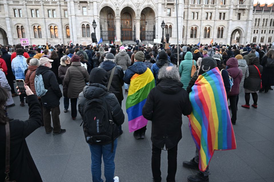 Pessoas protestando em frente ao parlamento húngaro contra a lei aprovada/Crédito: ATTILA KISBENEDEK / AFP Pessoas protestando em frente ao parlamento húngaro contra a lei aprovada/Crédito: ATTILA KISBENEDEK / AFP