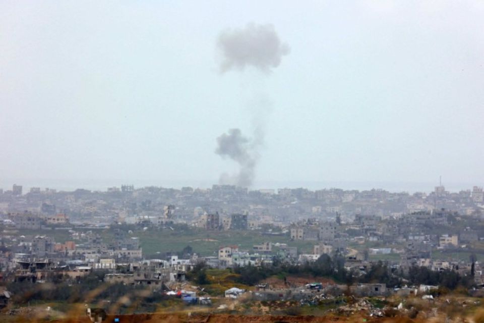 Esta foto tirada da fronteira sul de Israel com o norte da Faixa de Gaza mostra fumaça subindo no território palestino durante um ataque israelense em 20 de março de 2025/Crédito: GIL COHEN-MAGEN/AFP Esta foto tirada da fronteira sul de Israel com o norte da Faixa de Gaza mostra fumaça subindo no território palestino durante um ataque israelense em 20 de março de 2025/Crédito: GIL COHEN-MAGEN/AFP