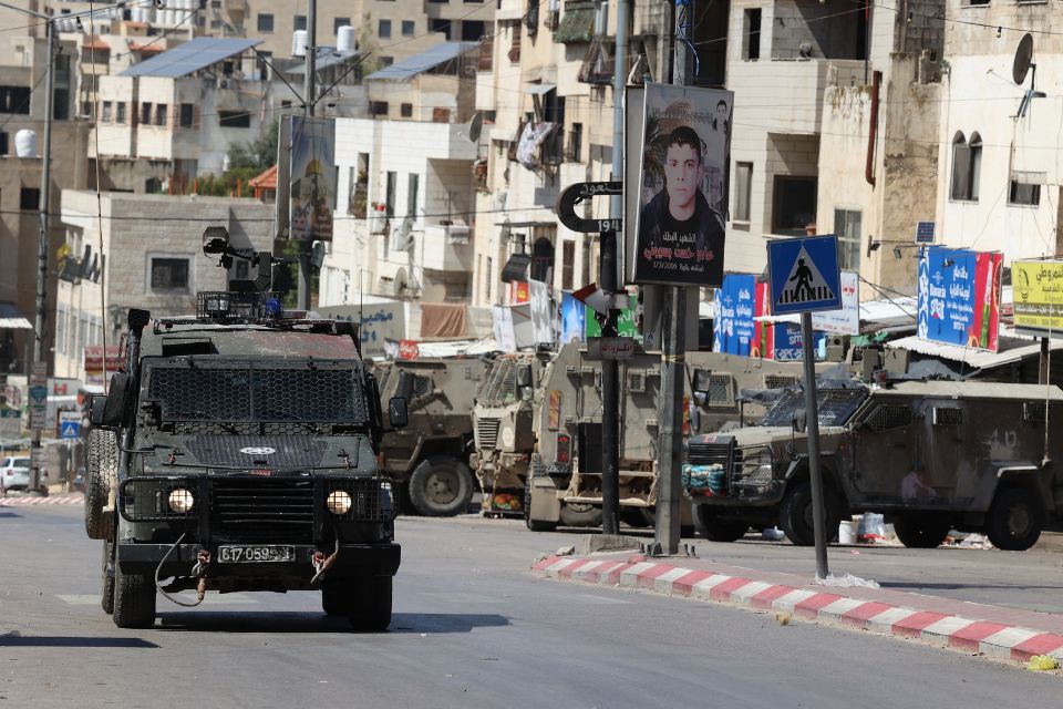 Veículos militares israelenses são enviados durante um ataque do exército no campo de refugiados palestinos de Al-Ain, a oeste de Nablus, na Cisjordânia ocupada/Foto: Zain JAAFAR/AFP Veículos militares israelenses são enviados durante um ataque do exército no campo de refugiados palestinos de Al-Ain, a oeste de Nablus, na Cisjordânia ocupada/Foto: Zain JAAFAR/AFP