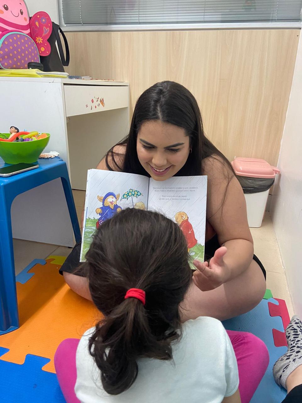 Mykelly Barbosa psicóloga e terapeuta ABA em atendimento