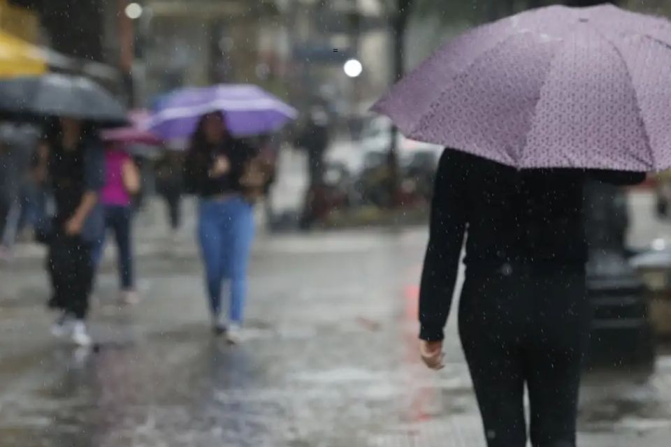 Inmet recomenda que população fique em locais seguros/Foto: Paulo Pinto/Agência Brasil Inmet recomenda que população fique em locais seguros/Foto: Paulo Pinto/Agência Brasil