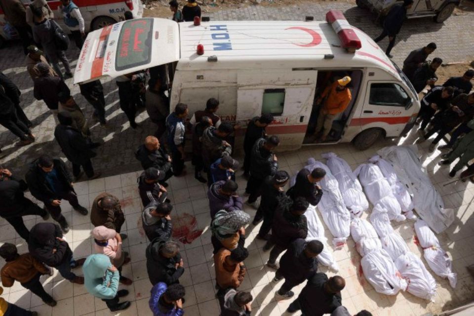 Palestinos recitam oração diante dos mortos, em Beit Lahia (norte)/Crédito: Bashar Taleb/AFP Palestinos recitam oração diante dos mortos, em Beit Lahia (norte)/Crédito: Bashar Taleb/AFP