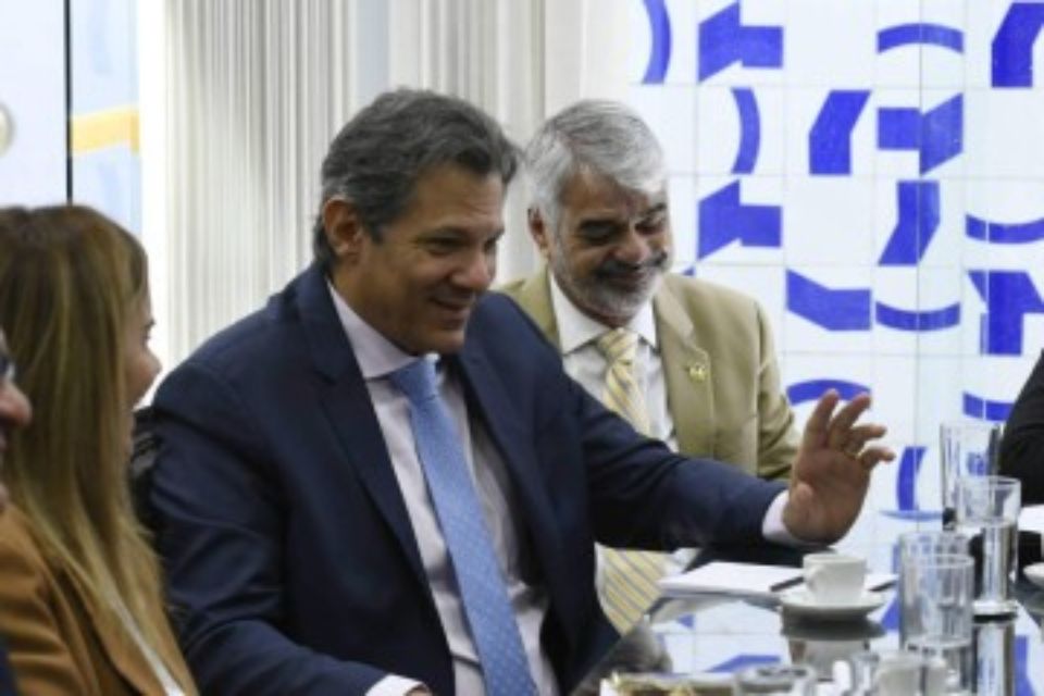 Entre visita à sede do PT, para apresentar cenário econômico, e entrevistas, Haddad passou o dia falando em defesa da pauta econômica/Crédito: Pedro Devani/Senado Entre visita à sede do PT, para apresentar cenário econômico, e entrevistas, Haddad passou o dia falando em defesa da pauta econômica/Crédito: Pedro Devani/Senado