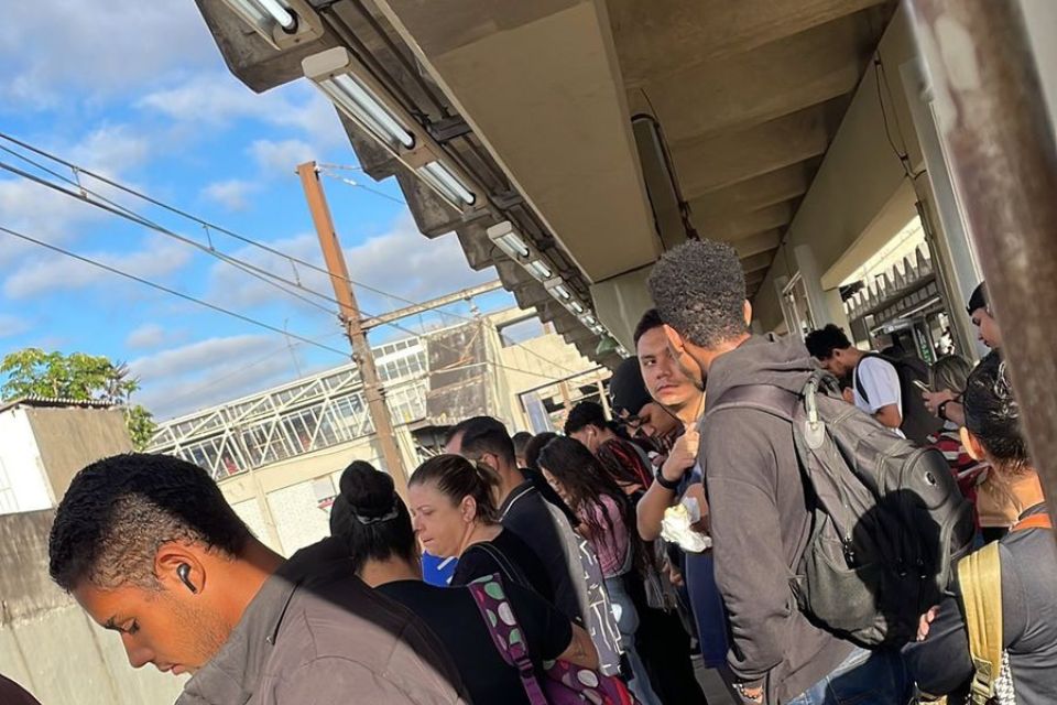 Passageiros aguardando o metrô de São Paulo/Crédito: Reproduçãi / Redes Sociais Passageiros aguardando o metrô de São Paulo/Crédito: Reproduçãi / Redes Sociais