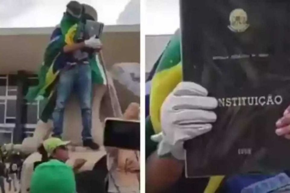 Marcelo aparece nas imagens do atentado em cena onde segura réplica da Constituição Federal roubada durante a invasão do prédio do STF/Crédito: REDES SOCIAIS/REPRODUÇÃO