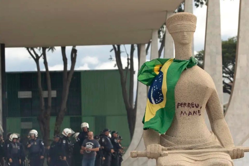 Estátua foi pichada durante os atos golpistas de 8 de Janeiro de 2023/foto: Joedson Alves/Agencia Brasil
