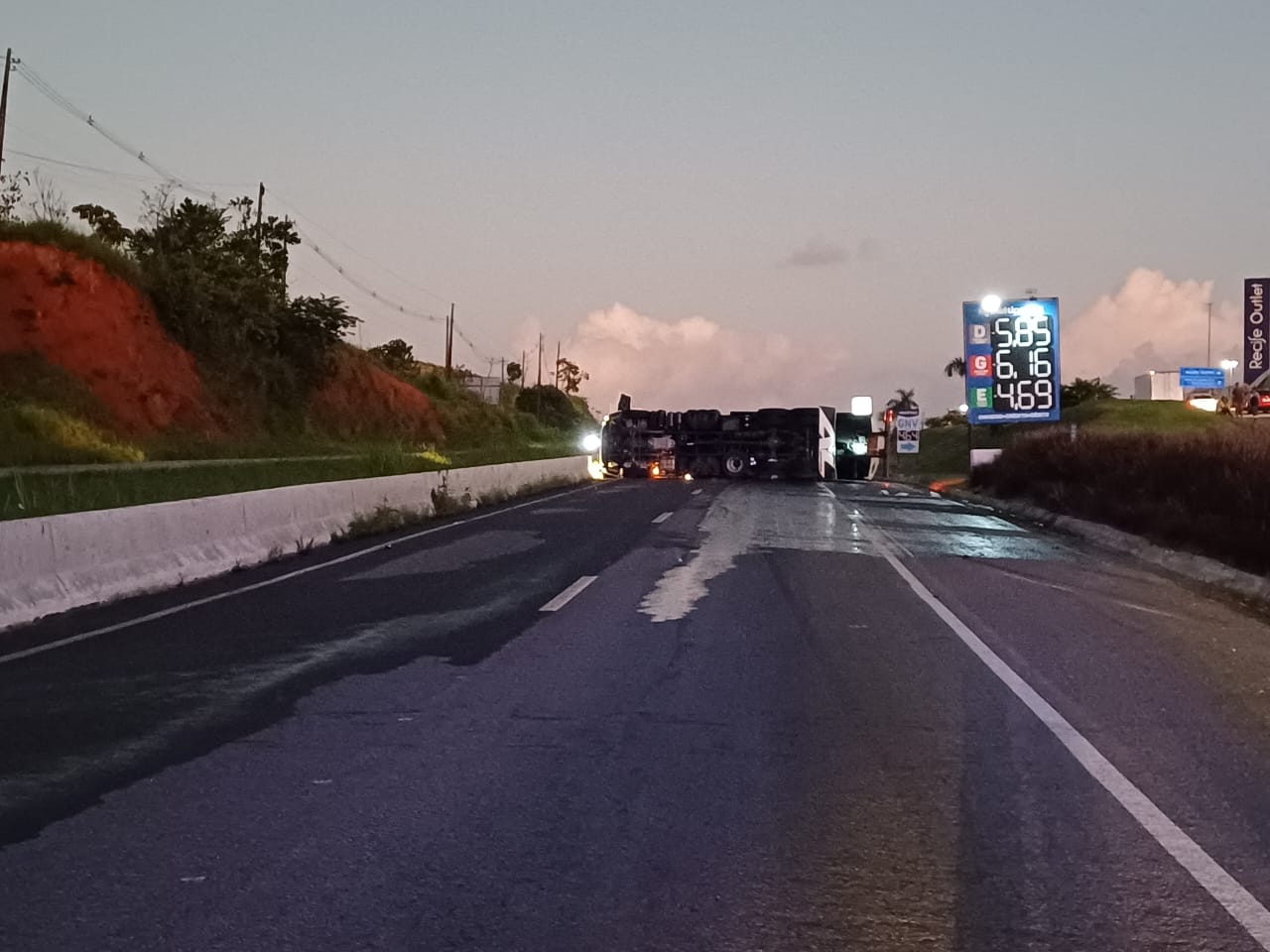 Houve vazamento de combustível na rodovia./Foto: Divulgação/Polícia Rodoviária Federal