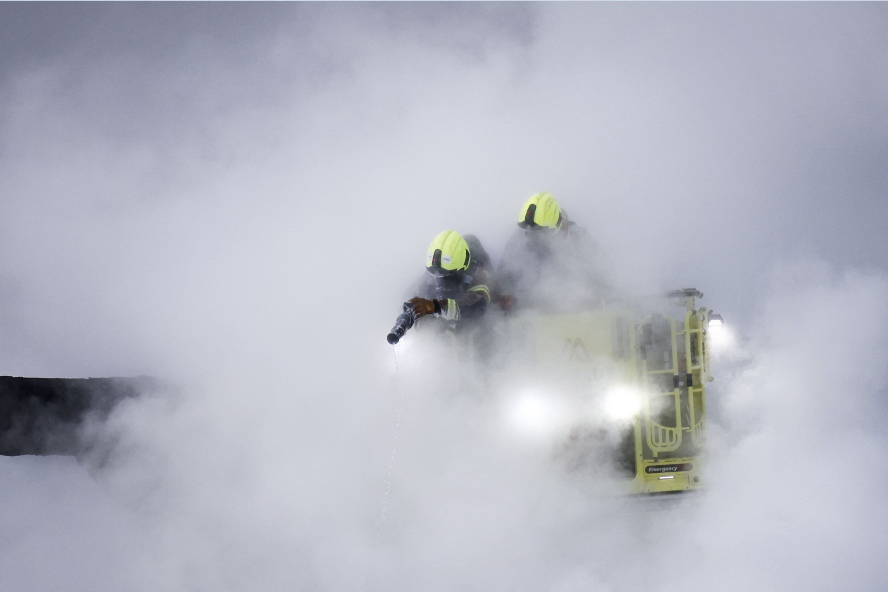 Bombeiros combatem incêndio no Aeroporto de Heathrow