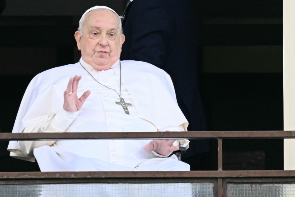 Os fiéis aclamaram o retorno com gritos de ''viva o papa''/Crédito: FILIPPO MONTEFORTE / AFP
