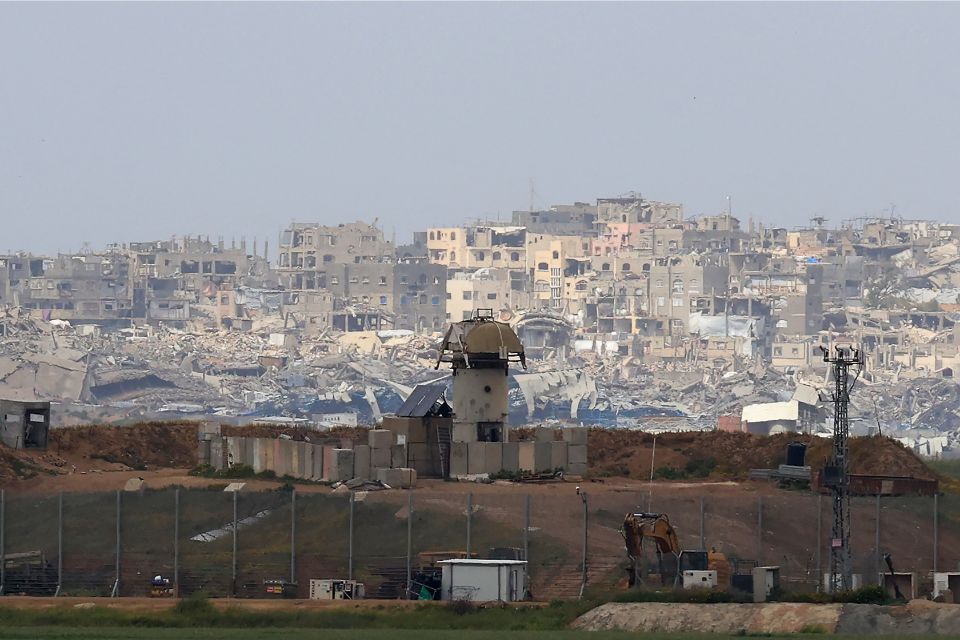 Dois hospitais no sul de Gaza informaram ter recebido 17 corpos vítimas de ataques durante a noite/Crédito: GIL COHEN-MAGEN / AFP