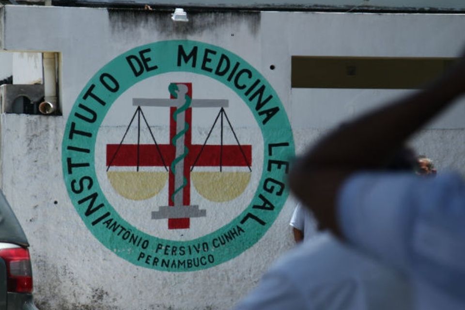 O corpo da menina foi levada para o IML de Petrolina/Foto: Marlon Diego/Esp.DP O corpo da menina foi levada para o IML de Petrolina/Foto: Marlon Diego/Esp.DP