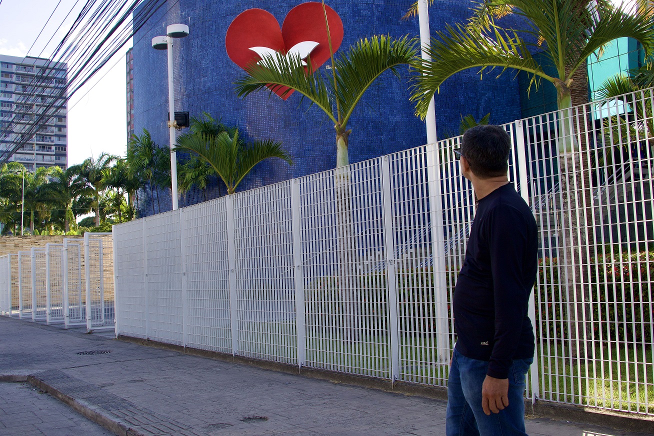 Manoel Rodrigues em frente à Igreja Universal do Reino de Deus no Recife./Foto: Taylinne Barret/DP Manoel Rodrigues em frente à Igreja Universal do Reino de Deus no Recife./Foto: Taylinne Barret/DP