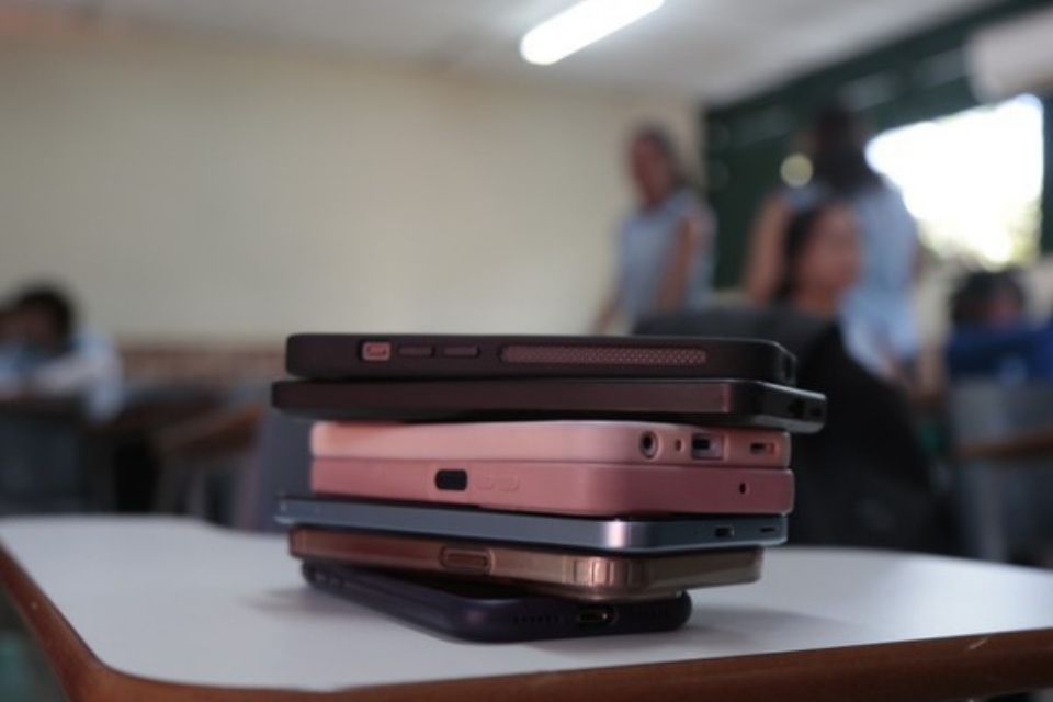 A decisão prevê exceções para estudantes que necessitem de recursos de acessibilidade