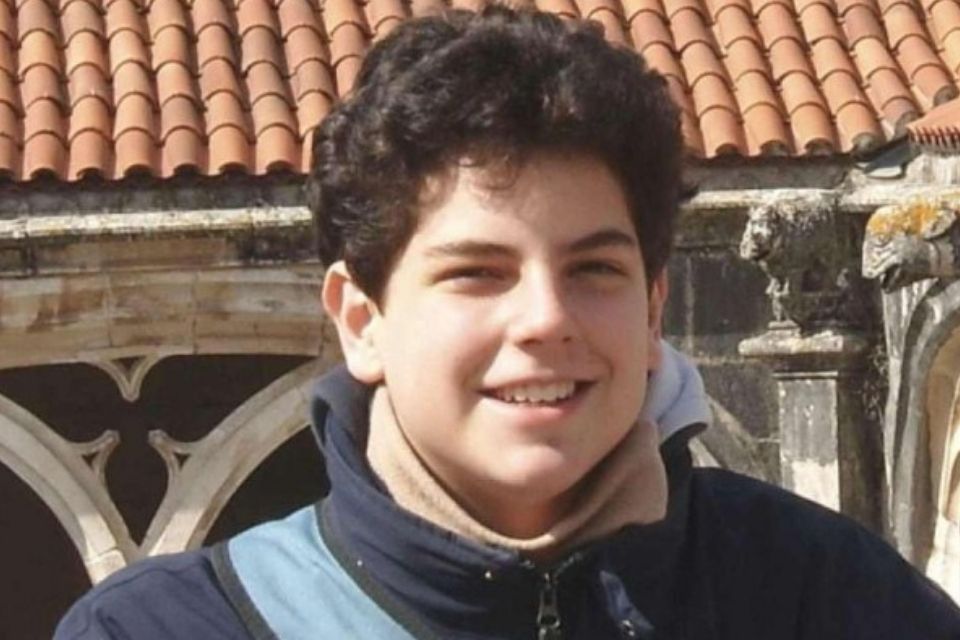 Acutis, que faleceu aos 15 anos, foi beatificado em 2020 após a confirmação de milagres atribuídos à sua intercessão, incluindo um reconhecido no Brasil