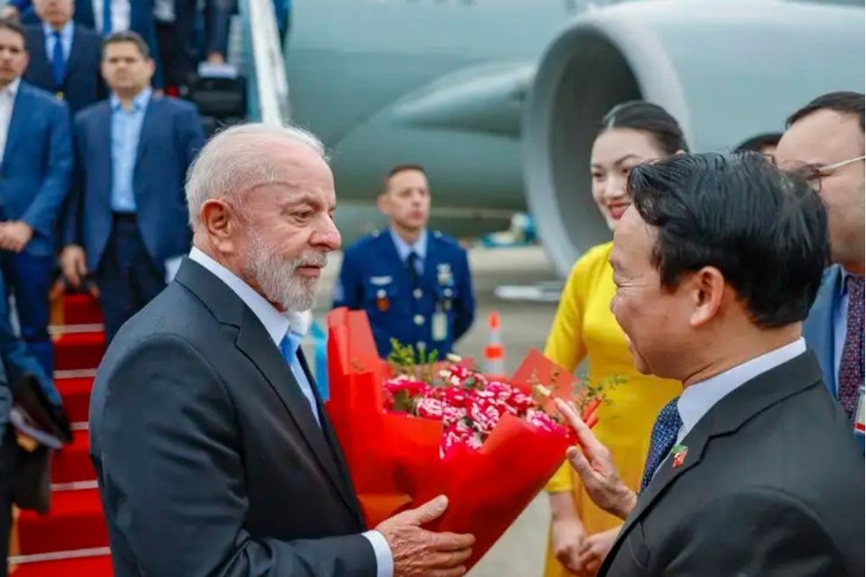 Lula é recepcionado no Aeroporto Internacional de Noi Bai, no Vietnã/foto: Ricardo Stuckert / PR
