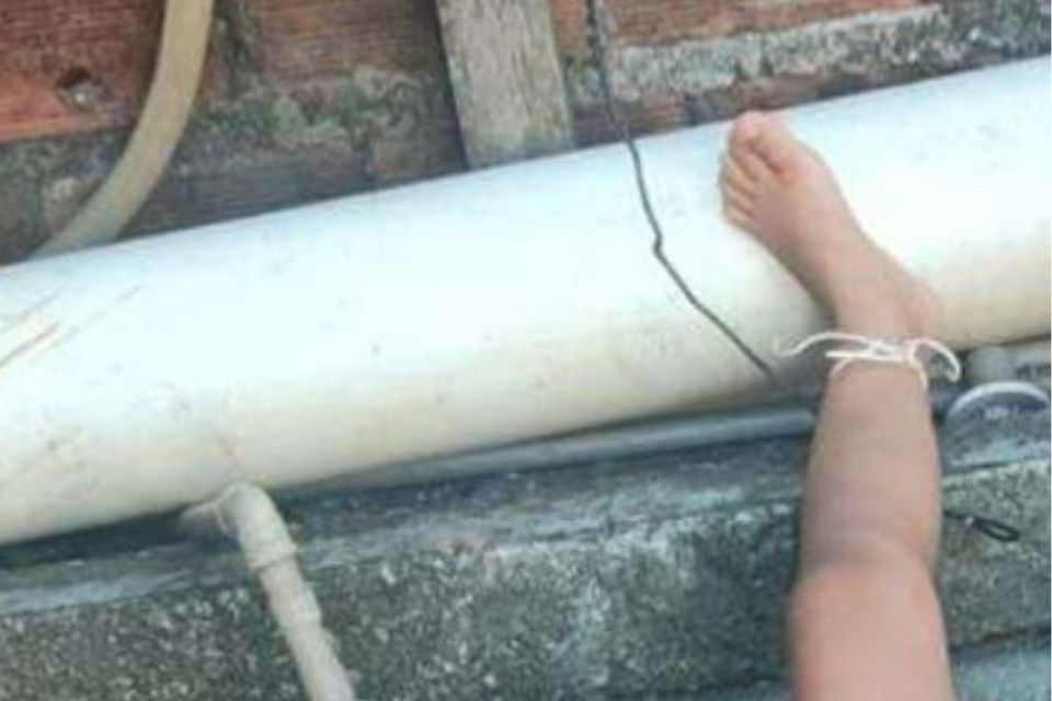 A menina foi encontrada com marcas de agressão e os pés amarrados por fios/foto: Reprodução