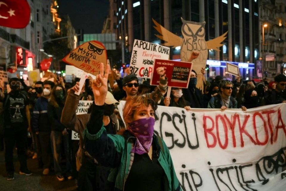Diversos jornalistas foram detidos nos últimos dias enquanto cobriam as manifestações proibidas pelas autoridades/foto: Angelos Tzortzinis / AFP Diversos jornalistas foram detidos nos últimos dias enquanto cobriam as manifestações proibidas pelas autoridades/foto: Angelos Tzortzinis / AFP