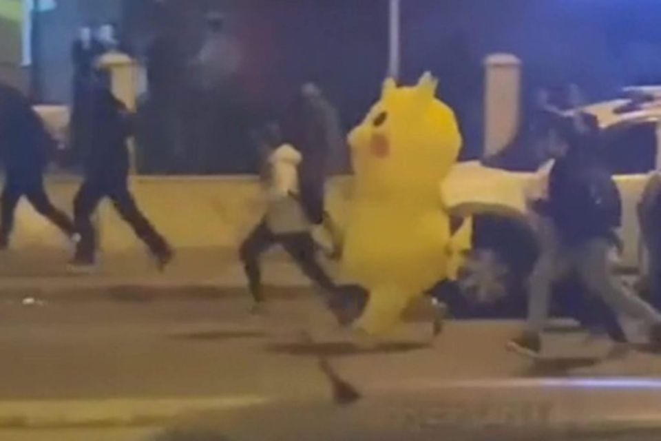 Homem fantasiado de Pikachu corre da polícia, em Antalya (Turquia)/Crédito: Reprodução Homem fantasiado de Pikachu corre da polícia, em Antalya (Turquia)/Crédito: Reprodução
