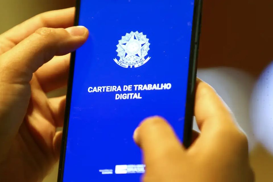 A renda média real do trabalhador foi de R$ 3.378 no trimestre encerrado em fevereiro/Crédito: Marcelo Camargo / Agência Brasil