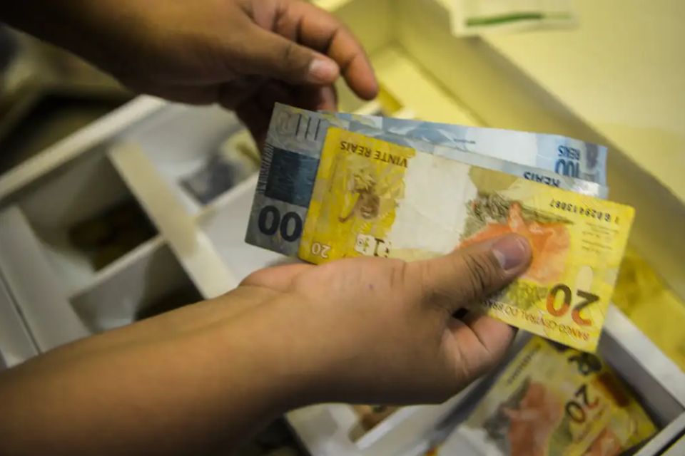 Tem direito ao saque quem trabalhou com carteira assinada ou como servidor público entre 1971 e 1988/Crédito: Agência Brasil Tem direito ao saque quem trabalhou com carteira assinada ou como servidor público entre 1971 e 1988/Crédito: Agência Brasil