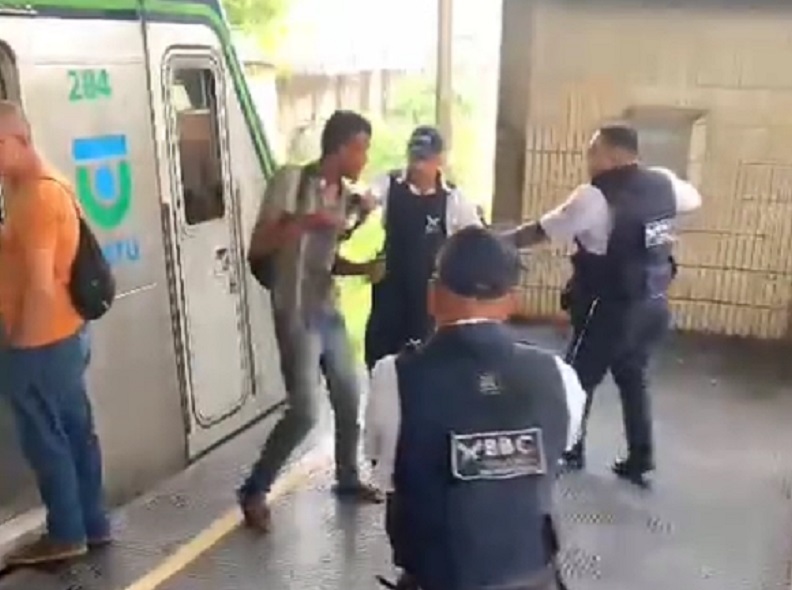 Homem foi retirado da estação por seguranças terceirizados./Foto: Reprodução Homem foi retirado da estação por seguranças terceirizados./Foto: Reprodução