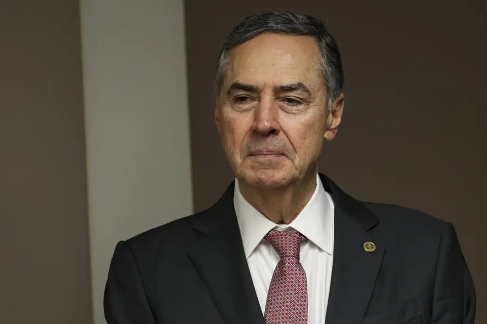 Barroso também foi questionado por jornalistas a respeito do cálculo das penas impostas aos participantes dos atos golpistas de 8 de janeiro/Crédito: Marcelo Camargo / Agência Brasil Barroso também foi questionado por jornalistas a respeito do cálculo das penas impostas aos participantes dos atos golpistas de 8 de janeiro/Crédito: Marcelo Camargo / Agência Brasil