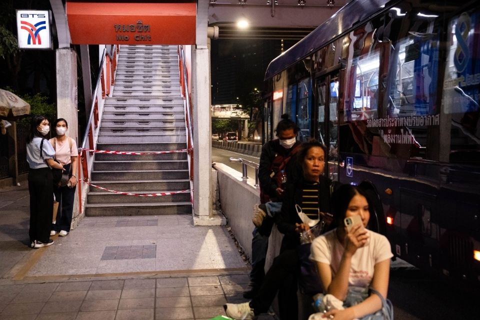 No centro da cidade, os centros comerciais e os blocos de escritórios foram imediatamente evacuados/foto: CHANAKARN LAOSARAKHAM/AFP No centro da cidade, os centros comerciais e os blocos de escritórios foram imediatamente evacuados/foto: CHANAKARN LAOSARAKHAM/AFP