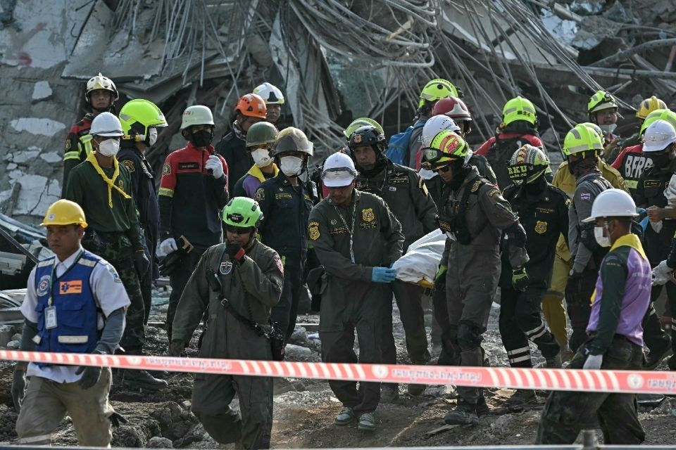 Terremoto também deixou 2.389 feridos no país/foto: LILLIAN SUWANRUMPHA/AFP