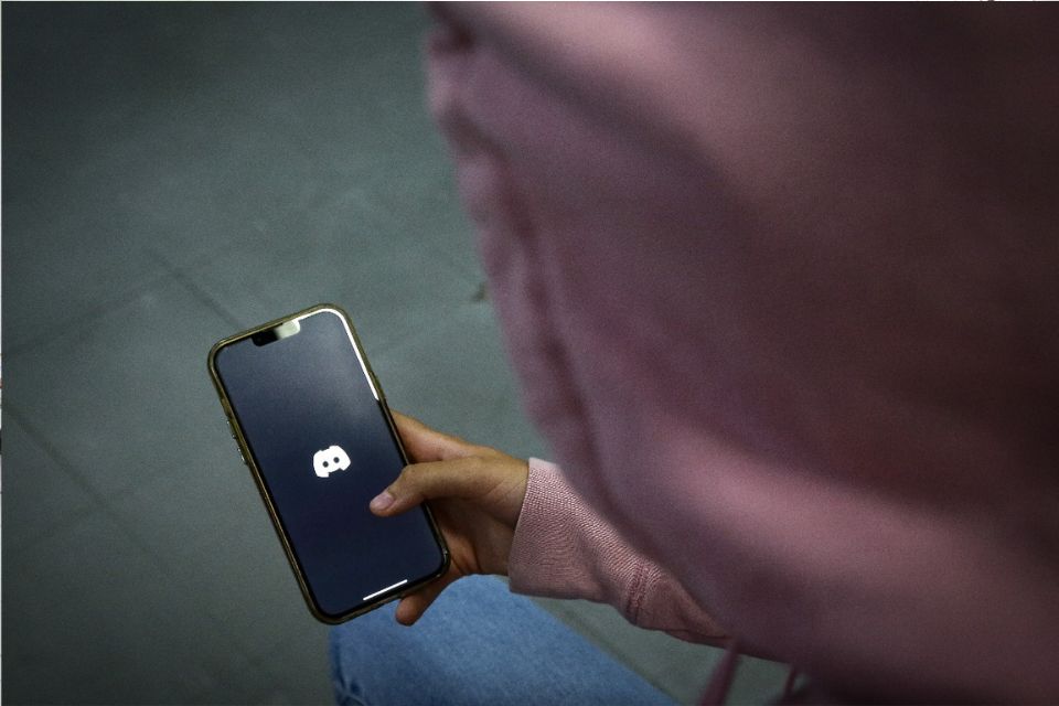A série também expõe a influência significativa das redes sociais na vida dos adolescentes, como ter contato grupos virtuais, populares espaços de disseminação de ódio comuns em redes como Discord, X (antigo Twitter), e Instagram e Telegram./Foto: Rafael Vieira/DP A série também expõe a influência significativa das redes sociais na vida dos adolescentes, como ter contato grupos virtuais, populares espaços de disseminação de ódio comuns em redes como Discord, X (antigo Twitter), e Instagram e Telegram./Foto: Rafael Vieira/DP