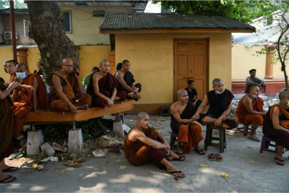 Monges birmaneses acompanham buscas em templo de Mandalay/Crédito: AFP
