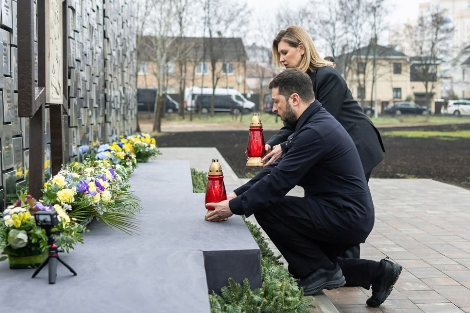 O presidente da Ucrânia, Volodymyr Zelensky e sua esposa colocaram velas para homenagear as vítimas da ocupação russa em um memorial na cidade de Bucha/foto: HANDOUT/UKRAINIAN PRESIDENTIAL PRESS/ SERVICE AFP O presidente da Ucrânia, Volodymyr Zelensky e sua esposa colocaram velas para homenagear as vítimas da ocupação russa em um memorial na cidade de Bucha/foto: HANDOUT/UKRAINIAN PRESIDENTIAL PRESS/ SERVICE AFP