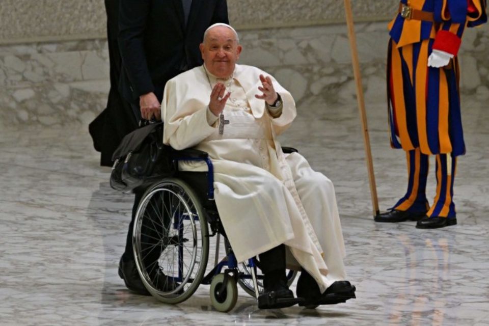 A Santa Sé indicou que Francisco continua com a terapia farmacológica, além da fisioterapia motora e respiratória, e apresentou melhora, principalmente no uso da voz/Crédito: Andreas SOLARO/AFP A Santa Sé indicou que Francisco continua com a terapia farmacológica, além da fisioterapia motora e respiratória, e apresentou melhora, principalmente no uso da voz/Crédito: Andreas SOLARO/AFP