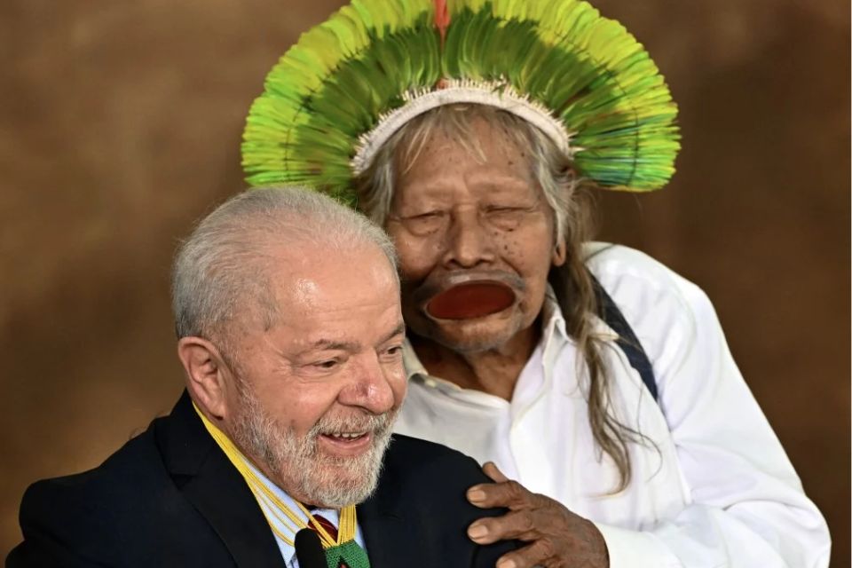 A visita ocorre após convite do Cacique Raoni, líder dos kayapós, que subiu a rampa do Palácio do Planalto durante a cerimônia de posse do presidente Lula/Crédito: Evaristo Sá / AFP