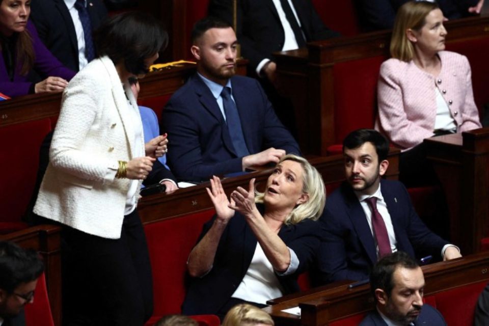 Marine Le Pen aplaude discurso da deputada Laure Lavalette (E), do partido Reagrupamento Nacional, na Assembleia Nacional/Crédito: Anne-Christine Poujoulat/AFP Marine Le Pen aplaude discurso da deputada Laure Lavalette (E), do partido Reagrupamento Nacional, na Assembleia Nacional/Crédito: Anne-Christine Poujoulat/AFP