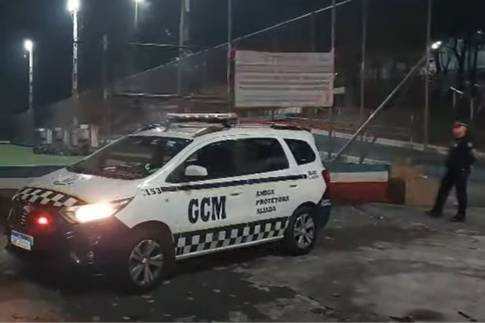 Viatura da GCM em local onde homem baleado em assalto foi encontrado/Crédito: Reprodução / SBT