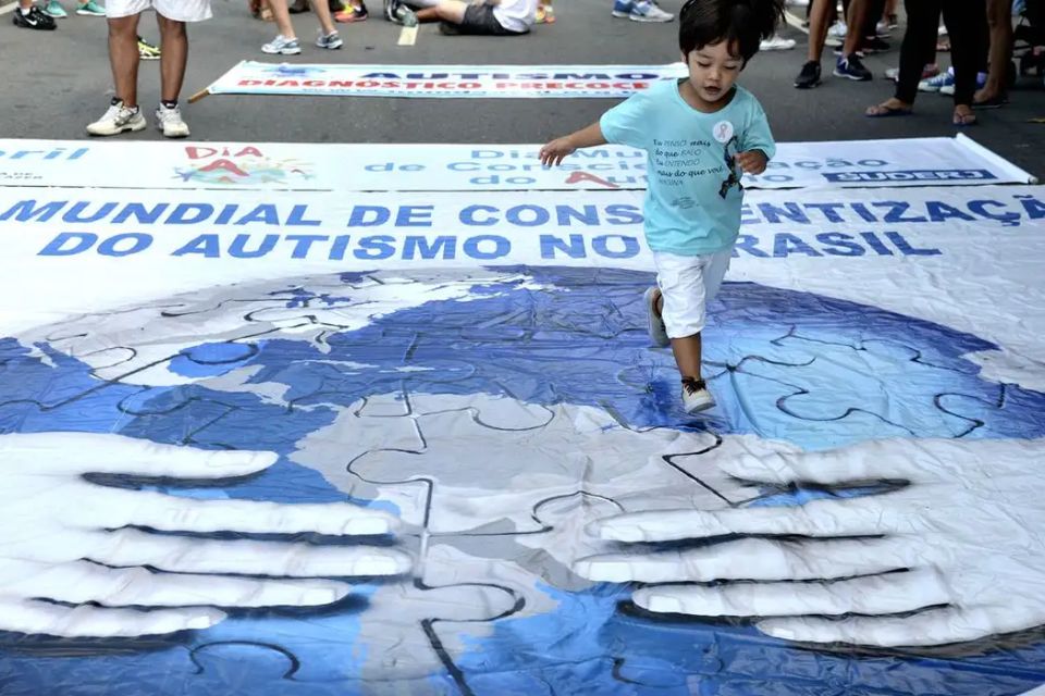 A inclusão escolar e a alfabetização de crianças e adolescentes do espectro autista estão entre os desafios para a efetivação de direitos dessa população/Crédito: Agência Brasil