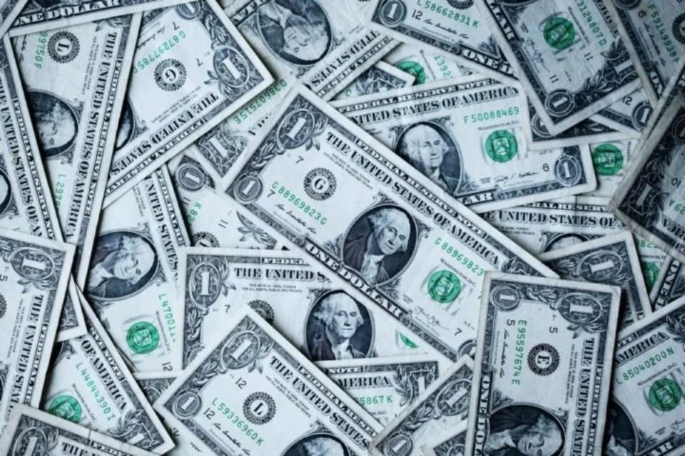 Dólar inverteu a tendência de queda registrada no dia anterior e opera em alta, sendo cotado a R$ 5,70 no inicio da manhã de hoje/Crédito: Alexander Grey / Unsplash