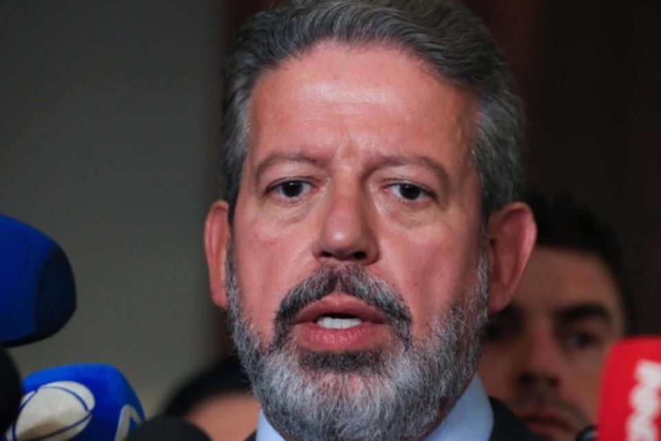 A decisão consolida a volta de Lira ao centro do debate político na Casa, agora como protagonista da proposta tributária mais simbólica para o governo federal em 2025/Crédito: Fotográfo/Agência Brasil A decisão consolida a volta de Lira ao centro do debate político na Casa, agora como protagonista da proposta tributária mais simbólica para o governo federal em 2025/Crédito: Fotográfo/Agência Brasil