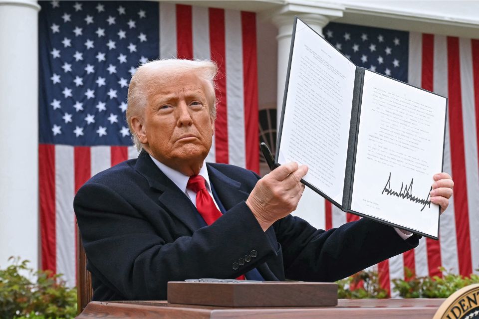 O presidente republicano Donald Trump acredita que as tarifas irão colocar os EUA nos 'trilhos' novamente/Crédito: SAUL LOEB / AFP