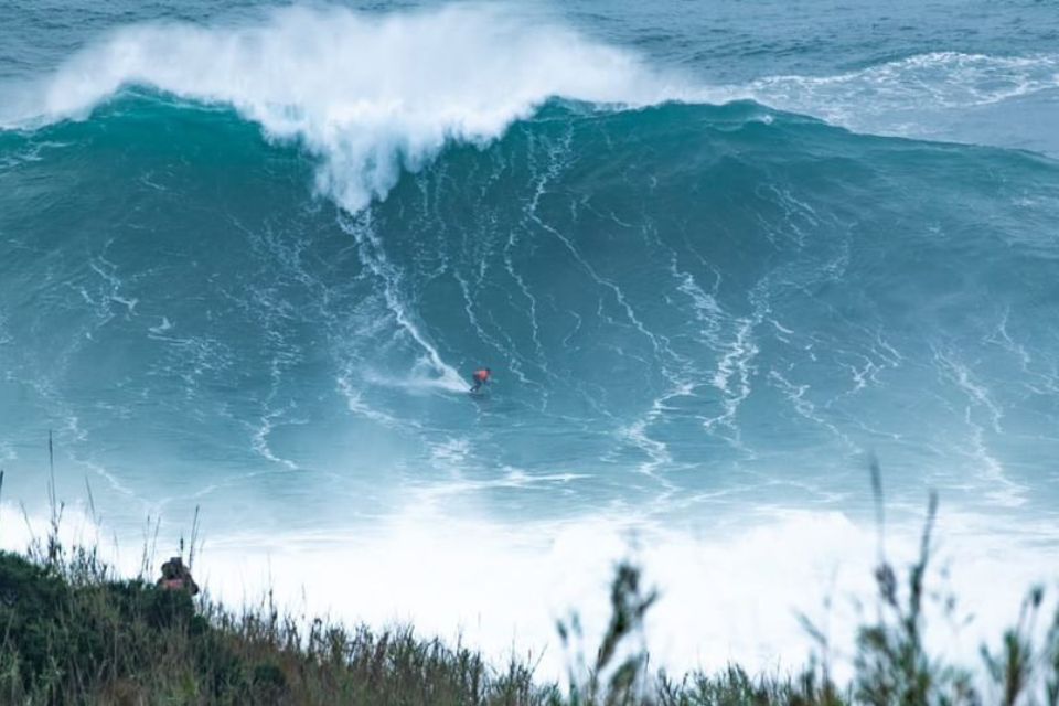 Entre outubro e fevereiro, Nazaré se torna o epicentro do surf de ondas gigantes/Crédito: Ben Hartley / Divulgação