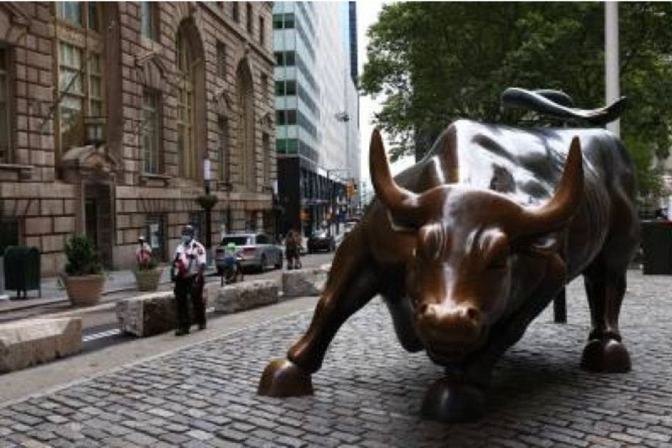 Investidores de Wall Street, que tem como símbolo um touro sempre disposto a atacar, avaliam que o tarifaço foi um tiro no pé dos EUA/Crédito: Michael M. Santiago Investidores de Wall Street, que tem como símbolo um touro sempre disposto a atacar, avaliam que o tarifaço foi um tiro no pé dos EUA/Crédito: Michael M. Santiago