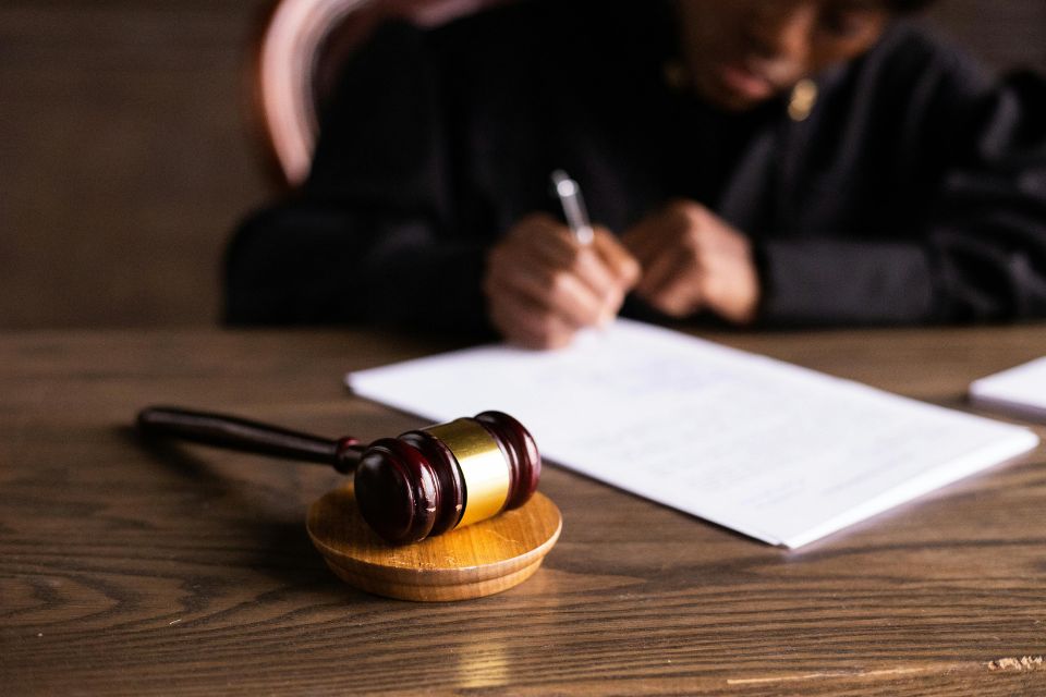 Nome usado por juiz acusado de falsidade ideológica encontra referências em clássicos de Charles Dickens e Geoffrey Chaucer