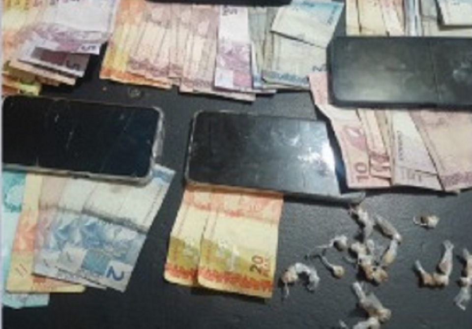 Entorpecentes, dinheiro e celulares foram apreendidos com os suspeitos/PMPE/divulgação Entorpecentes, dinheiro e celulares foram apreendidos com os suspeitos/PMPE/divulgação